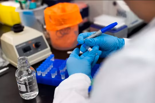 Chuyên viên y tế thử nghiệm mẫu virus corona trong phòng thí nghiệm ở New Jersey (Ảnh: Getty)