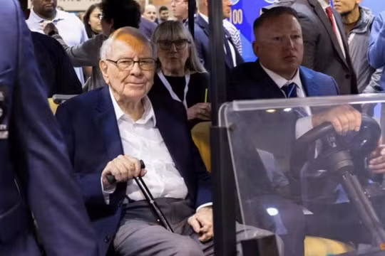 Ông Warren Buffett tham dự cuộc họp cổ đông thường niên của Berkshire Hathaway tại Omaha, Nebraska, Mỹ ngày 3/5/2024. Ảnh: Reuters.