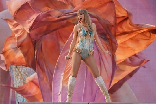 Taylor Swift trên sân khấu vào ngày 27/7/2024 tại Munich, Đức (Ảnh: Getty)