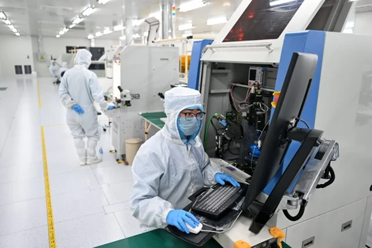 Nhân viên làm việc tại một xưởng sản xuất chip ở tỉnh Hà Bắc, miền Bắc Trung Quốc. Chính quyền địa phương Trung Quốc đang đổ tiền đầu tư vào lĩnh vực bán dẫn trong bối cảnh cạnh tranh để vươn lên trở thành siêu cường sản xuất chip. Ảnh: Xinhua.