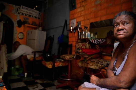 Một người phụ nữ ngồi trước cửa nhà, sau khi nghe tin lưới điện quốc gia bị sập lần thứ hai sau 24 giờ, tại Havana, Cuba ngày 19/10 (Ảnh: Reuters)