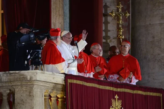 Đức Giáo hoàng Francis xuất hiện trên ban công trung tâm của Vương cung thánh đường Thánh Peter vào ngày 13/3/2013 tại Thành phố Vatican, Vatican. Ảnh: Getty.
