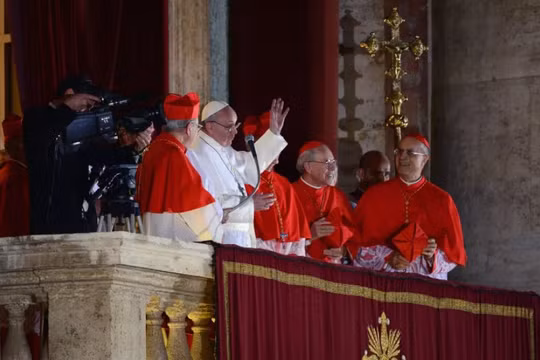 Đức Giáo hoàng Francis xuất hiện trên ban công trung tâm của Vương cung thánh đường Thánh Peter vào ngày 13/3/2013 tại Thành phố Vatican, Vatican. Ảnh: Getty.