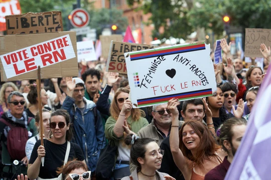 Các nhà hoạt động cánh tả ở Toulouse, Pháp, biểu tình chống lại đảng National Rally cánh hữu ngày 22/6 (Ảnh: Getty)