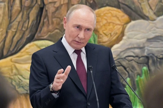 Tổng thống Nga Vladimir Putin phát biểu với các phóng viên sau chuyến thăm Kyrgyzstan tại Văn phòng Tổng thống Yntymak Ordo ở Bishkek, Kyrgyzstan. Ảnh: Sputnik.
