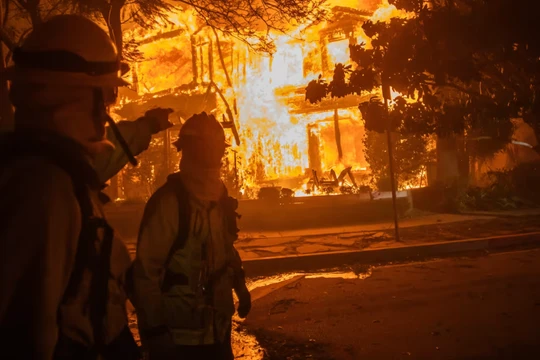 Lính cứu hỏa gần một ngôi nhà bốc cháy ở Palisades, Los Angeles hôm 8/1. Ảnh: WSJ.