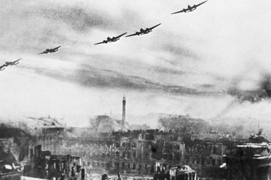 Lực lượng không quân của Hạm đội Baltic ném bom Berlin (Ảnh: RIA Novosti)