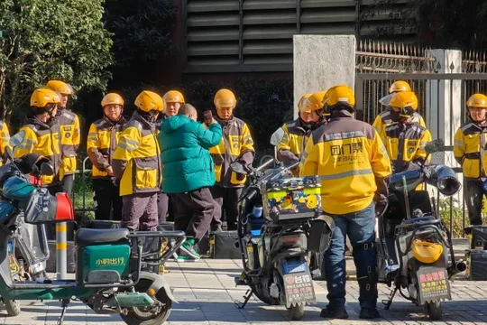 Nhiều nhân viên giao đồ ăn Meituan đang xếp hàng để chuẩn bị đi giao ở Thượng Hải, Trung Quốc (Ảnh: Getty)