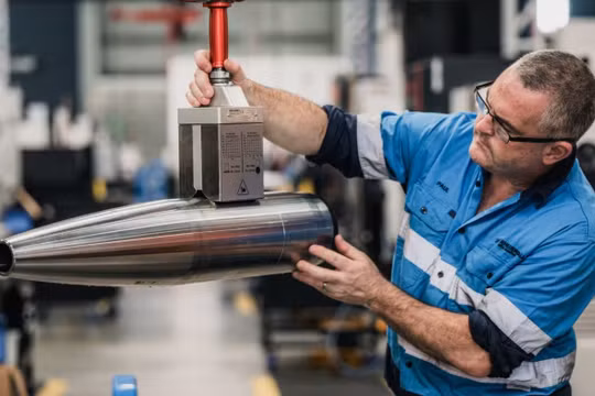 Nhà máy đạn dược NIOA ở Queensland, Australia đang sản xuất hàng chục nghìn quả đạn pháo (Ảnh: FT)