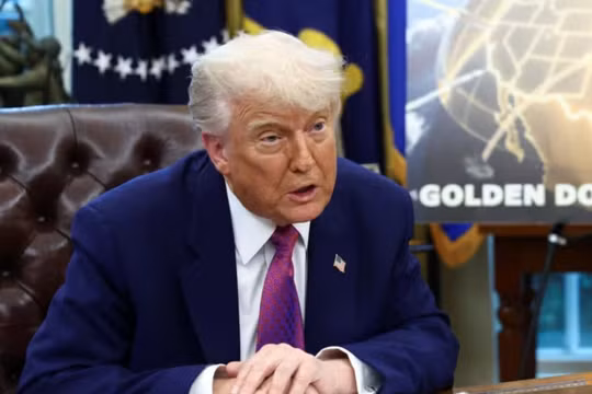 Tổng thống Mỹ Donald Trump đưa ra thông báo về lá chắn phòng thủ tên lửa "Vòm Vàng" tại Phòng Bầu dục của Nhà Trắng ngày 20/5. Ảnh: Reuters.