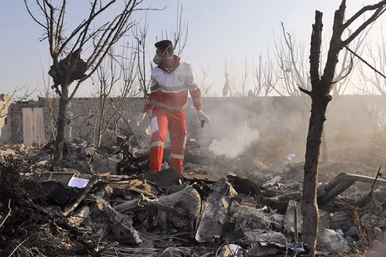 Hiện trường vụ tai nạn máy bay thảm khốc ở Iran (Ảnh: CNN)