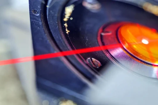 Hình ảnh chùm tia laser đang được phóng ra từ một thiết bị. Ảnh: iStock.