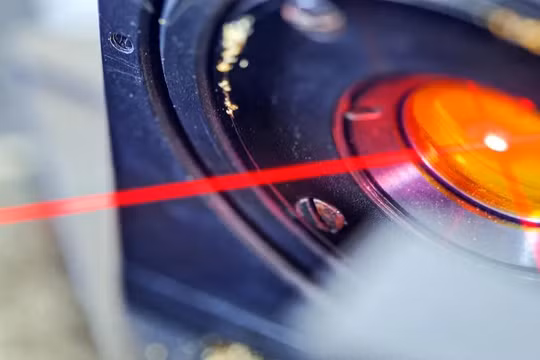 Hình ảnh chùm tia laser đang được phóng ra từ một thiết bị. Ảnh: iStock.