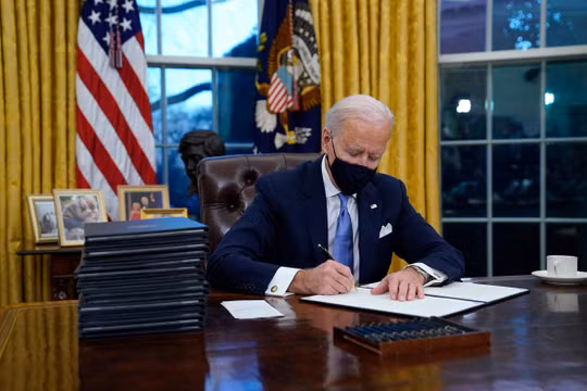 Tổng thống Biden ký 17 sắc lệnh nhằm đảo ngược chính sách dưới thời Trump (Ảnh: CNN)