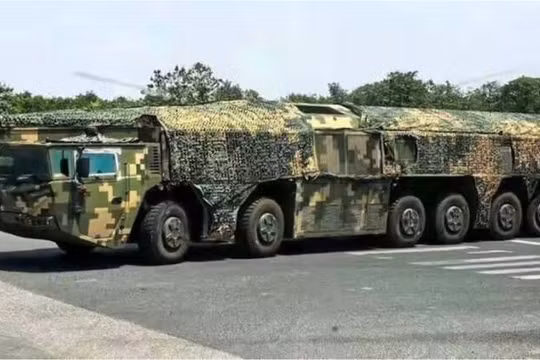 Tên lửa siêu thanh tầm trung DF-27 của Trung Quốc. Ảnh: MW.