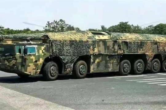 Tên lửa siêu thanh tầm trung DF-27 của Trung Quốc. Ảnh: MW.