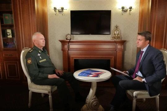 Thứ trưởng Quốc phòng Nga Alexandr Fomin trong cuộc phỏng vấn (Ảnh: RT)