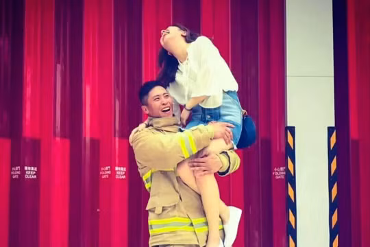 Nhiều lời tưởng nhớ đã được gửi đến Ho Wai-ho, bên trái, lính cứu hỏa thiệt mạng trong vụ cháy Tai Po. Ảnh: SCMP.