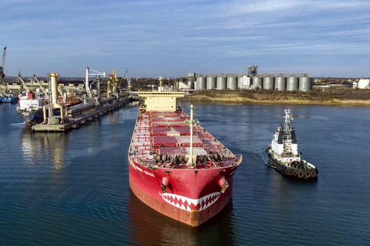 Một tàu chở ngô khởi hành từ Chernomorsk, Odessa, miền Nam Ukraine. Ảnh: Getty.