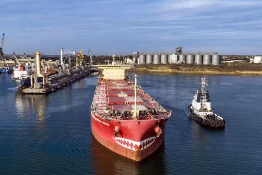 Một tàu chở ngô khởi hành từ Chernomorsk, Odessa, miền Nam Ukraine. Ảnh: Getty.