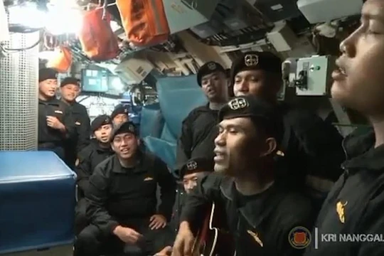 Ảnh cắt từ clip cho thấy các thủy thủ trên tàu KRI Nanggala-402 đang hát bài hát "Tạm biệt" (Ảnh: DailyMail)