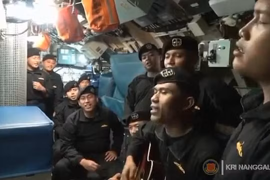 Ảnh cắt từ clip cho thấy các thủy thủ trên tàu KRI Nanggala-402 đang hát bài hát "Tạm biệt" (Ảnh: DailyMail)