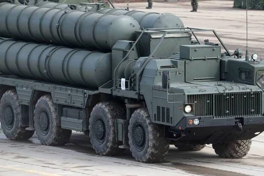 Bệ phóng tên lửa đất đối không thuộc hệ thống phòng không S-400 do Nga sản xuất. Ảnh: MW.