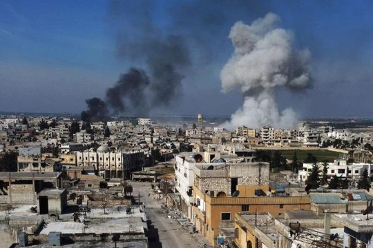 Cột khói bốc lên tại thị trấn Saraqib, phía Đông tỉnh Idlib trong hôm 27/2 (Ảnh: CNN)