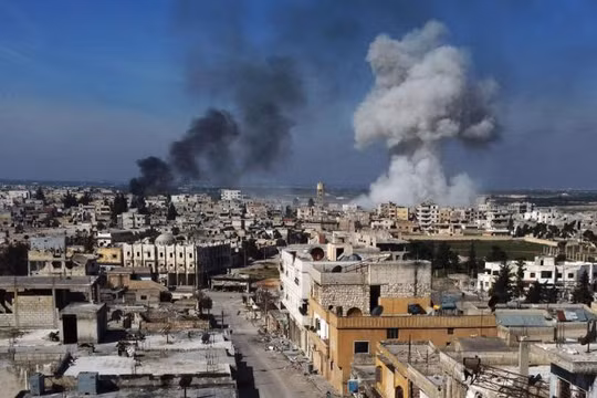 Cột khói bốc lên tại thị trấn Saraqib, phía Đông tỉnh Idlib trong hôm 27/2 (Ảnh: CNN)