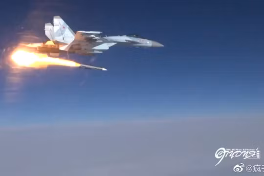 Chiến đấu cơ Su-35S của Nga đang phóng tên lửa tầm xa. Ảnh: Eurasian Times.