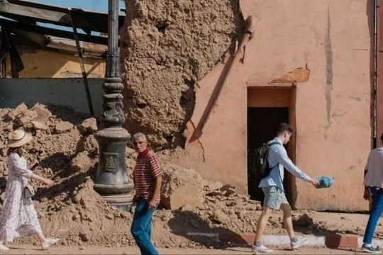 Một ngôi nhà bị phá hủy ở khu phố Sidi Mimoun, Marrakesh, Morocco vào Chủ nhật (Ánh: WSJ)