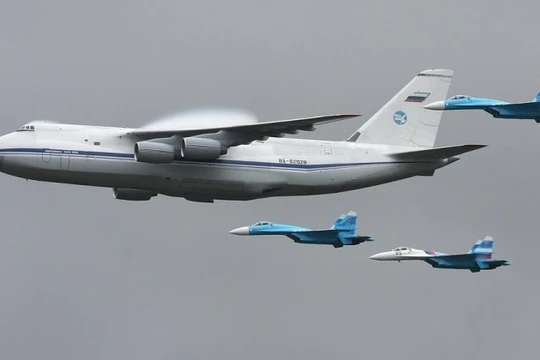 Máy bay vận tải An-124 của Nga với nhóm máy bay chiến đấu hộ tống. Ảnh: MW.