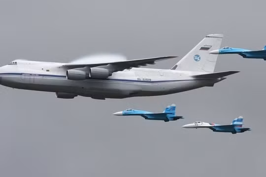 Máy bay vận tải An-124 của Nga với nhóm máy bay chiến đấu hộ tống. Ảnh: MW.