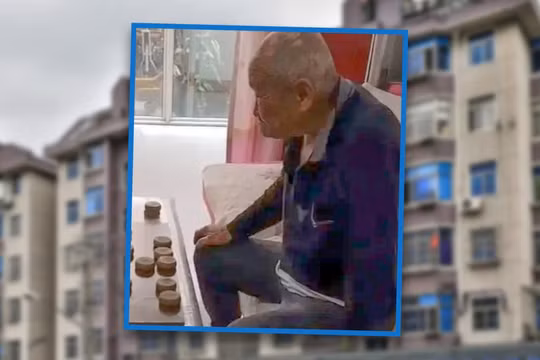 Một người chăm sóc ở Trung Quốc đã chăm sóc một cụ ông neo đơn trong 12 năm, và được trao tặng 5 bất động sản trị giá hàng triệu USD (Ảnh: SCMP)