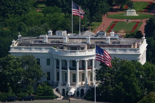 Quốc kỳ Mỹ tung bay bên ngoài Nhà Trắng vào ngày 19/6 tại Washington, DC. Ảnh: Getty.