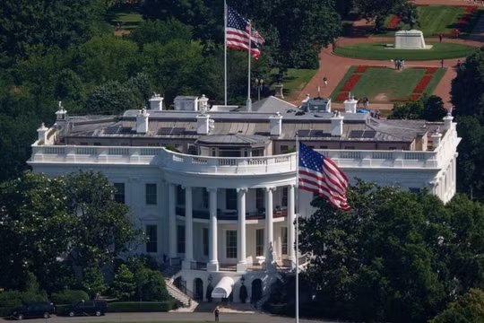 Quốc kỳ Mỹ tung bay bên ngoài Nhà Trắng vào ngày 19/6 tại Washington, DC. Ảnh: Getty.