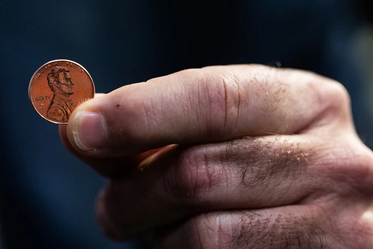 Ông Brandon Beach trình bày đồng xu cuối cùng được đúc tại Xưởng đúc tiền ở Philadelphia hôm 12/11. Ảnh: Washington Post.