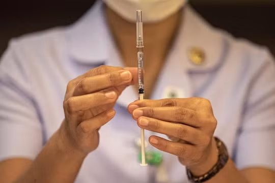 Một y tá đang chuẩn bị mũi tiêm vaccine ngừa COVID-19 của AstraZeneca (Ảnh: Bloomberg)