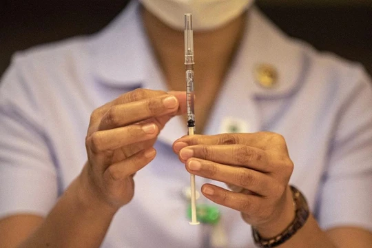 Một y tá đang chuẩn bị mũi tiêm vaccine ngừa COVID-19 của AstraZeneca (Ảnh: Bloomberg)