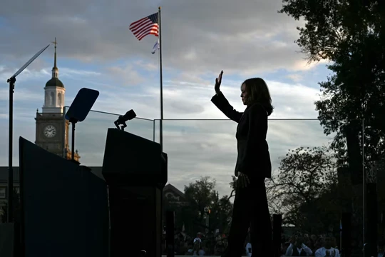 Phó Tổng thống Kamala Harris sau khi có bài phát biểu thừa nhận thất bại hôm 6/11 (Ảnh: WSJ)