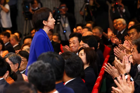 Lãnh đạo đảng Dân chủ Tự do (LDP) mới đắc cử Sanae Takaichi nhận được tràng pháo tay sau khi giành chiến thắng trong cuộc bầu cử lãnh đạo LDP tại Tokyo, Nhật Bản ngày 4/10. Ảnh: Reuters.