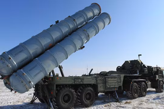 Bệ phóng thuộc hệ thống phòng không tầm xa S-400. Ảnh: MW.