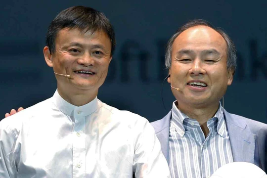 Masayoshi Son (phải) và Jack Ma tại một cuộc họp báo ở Maihama, Nhật Bản tháng 6/2020 (Ảnh: AP)