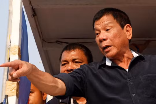 Tổng thống Duterte dọa bỏ tù những người từ chối tiêm vaccine COVID-19 (Ảnh: Reuters)