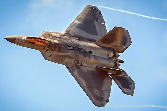 Một chiếc F-22 Raptor của Không quân Mỹ trong quá trình bay. Ảnh: US Air Force.