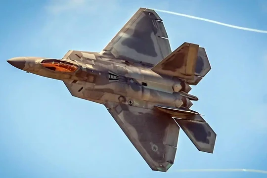 Một chiếc F-22 Raptor của Không quân Mỹ trong quá trình bay. Ảnh: US Air Force.