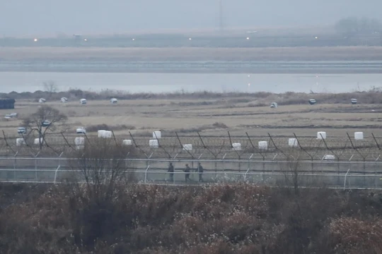 Binh sĩ Hàn Quốc tuần tra ở Paju, gần biên giới với Triều Tiên (Ảnh: AP)