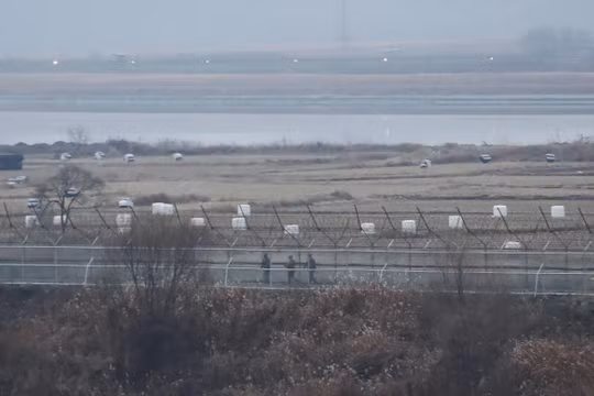 Binh sĩ Hàn Quốc tuần tra ở Paju, gần biên giới với Triều Tiên (Ảnh: AP)