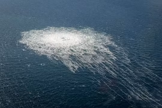 Các bong bóng khí từ vụ rò rỉ đường ống Nord Stream 2 trên bề mặt Biển Baltic trong khu vực có đường kính hơn 1 km gần Bornholm, Đan Mạch, ngày 27/9/2022. Ảnh: Reuters.