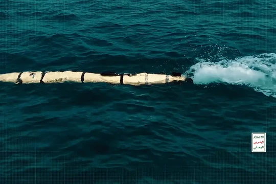 Ảnh chụp màn hình hiển thị một quả ngư lôi trong video được Trung tâm truyền thông Houthi chia sẻ vào ngày 27/10 (Ảnh: BI)